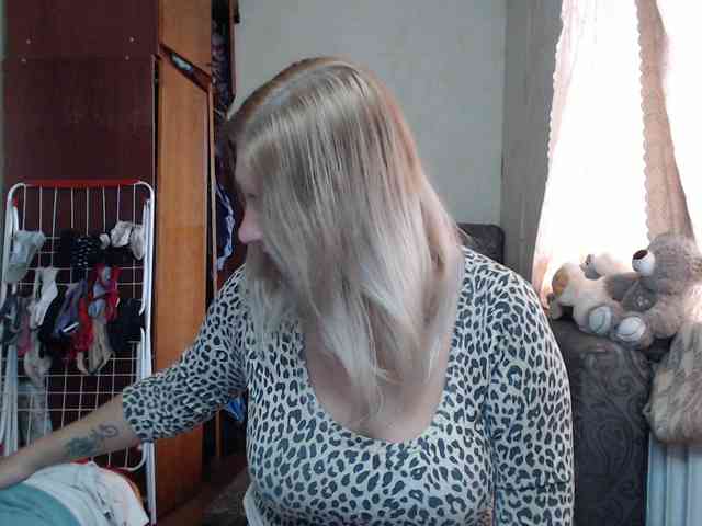 BustyBlondy webcam