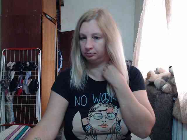 BustyBlondy webcam