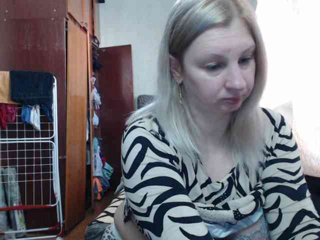 BustyBlondy webcam