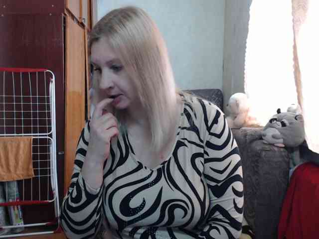 BustyBlondy webcam