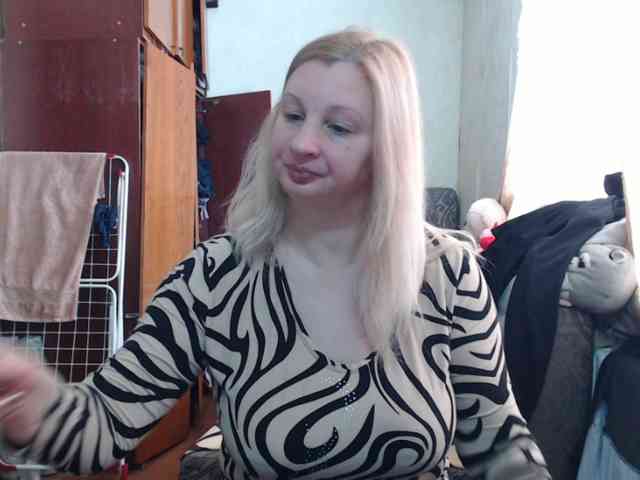 BustyBlondy webcam