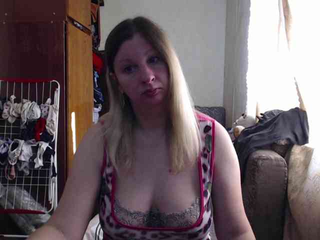 BustyBlondy webcam