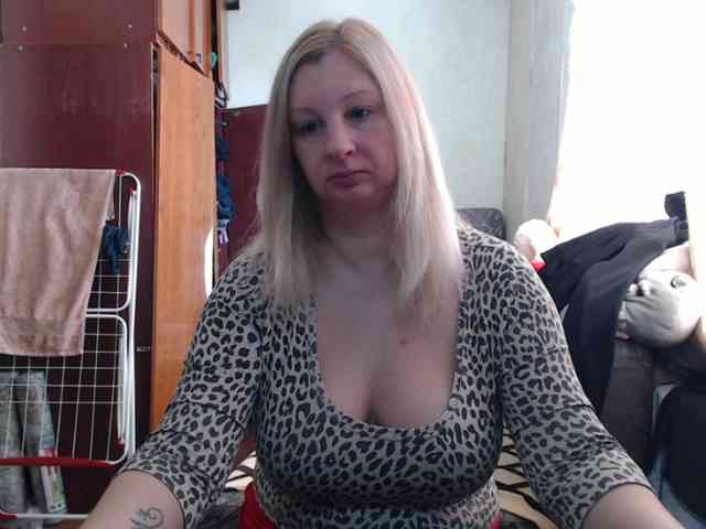 BustyBlondy webcam