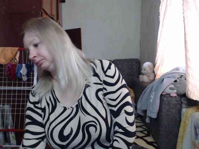 BustyBlondy webcam