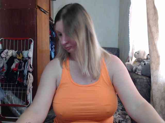 BustyBlondy webcam