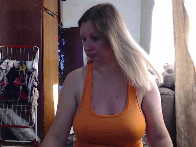 BustyBlondy webcam