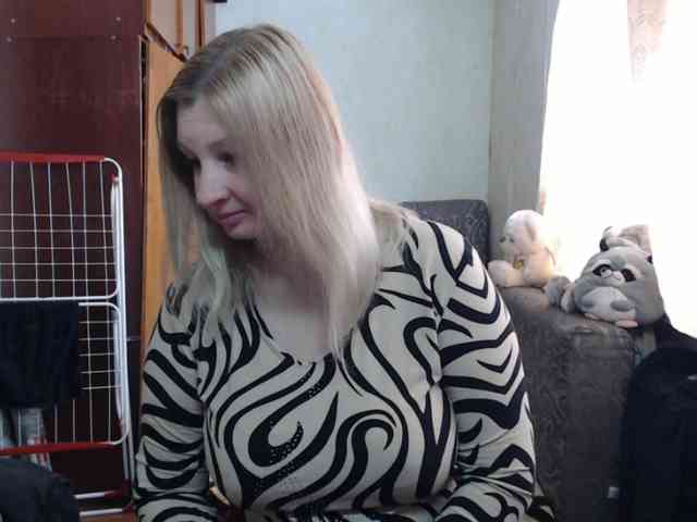 BustyBlondy webcam
