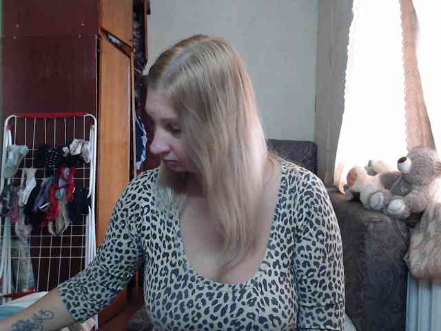 BustyBlondy webcam