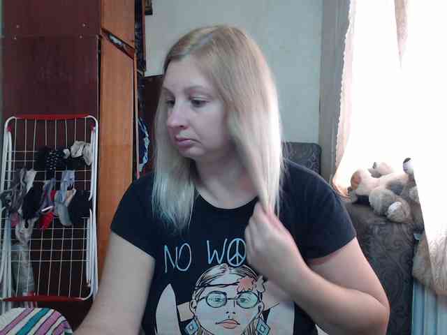 BustyBlondy webcam