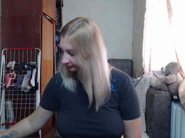 BustyBlondy webcam