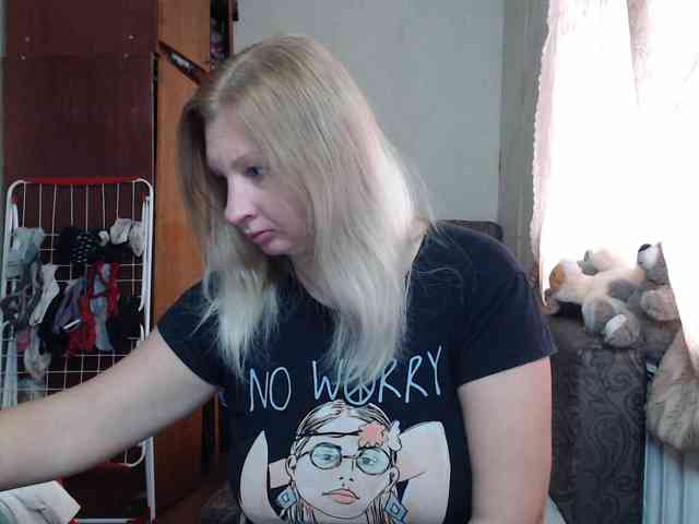 BustyBlondy webcam