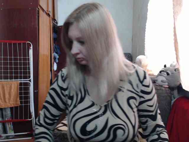 BustyBlondy webcam