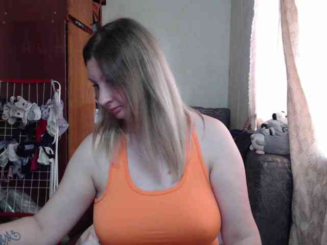 BustyBlondy webcam
