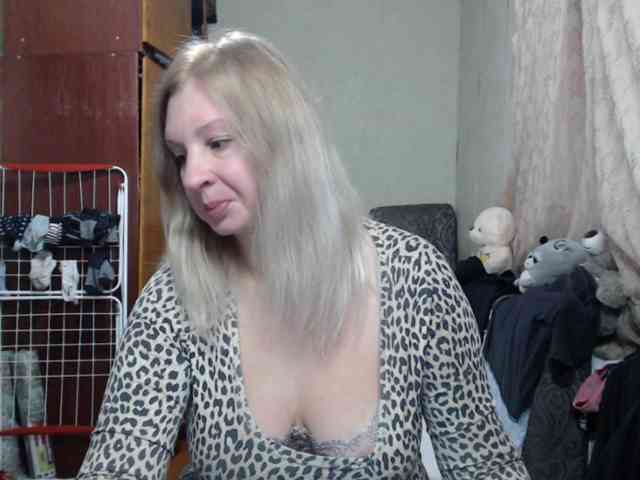 BustyBlondy webcam