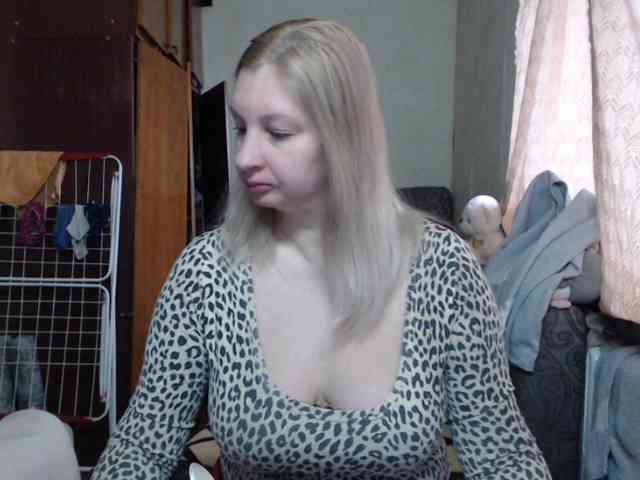 BustyBlondy webcam