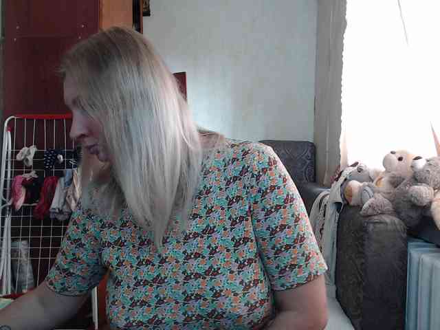 BustyBlondy webcam