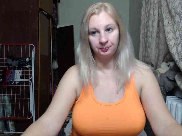 BustyBlondy webcam