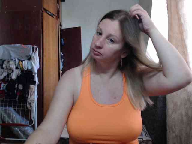 BustyBlondy webcam