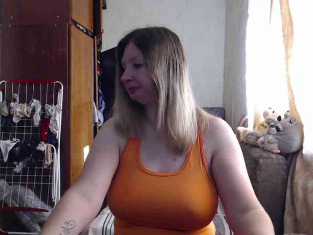 BustyBlondy webcam