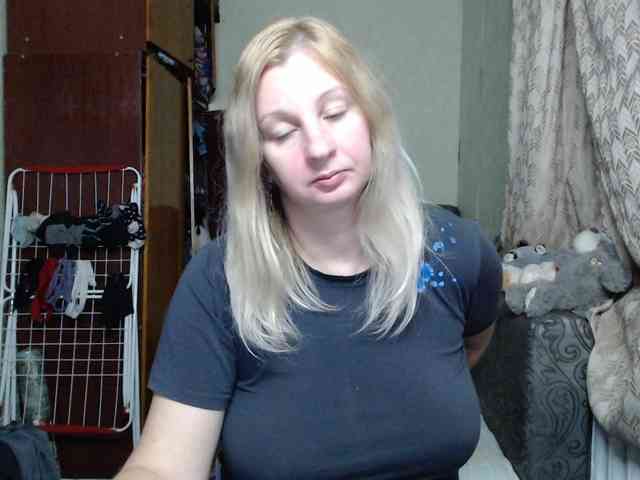 BustyBlondy webcam