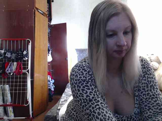 BustyBlondy webcam