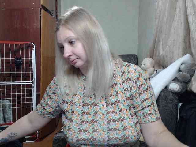 BustyBlondy webcam