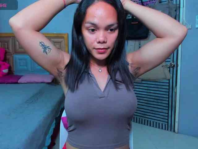 caroline-east Live Webcam on BongaCams