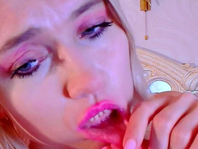 AlinaLoves's BongaCams show and profile