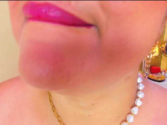 JuliaHaye's BongaCams show and profile