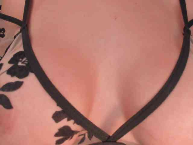 LelaWest webcam