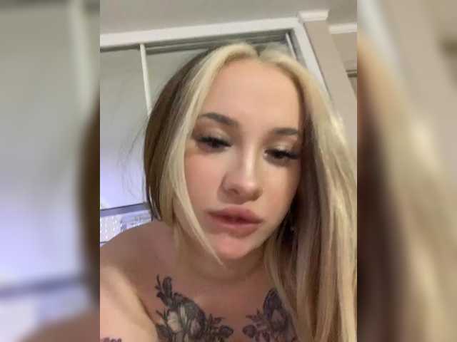 -Bombshell-'s BongaCams show and profile