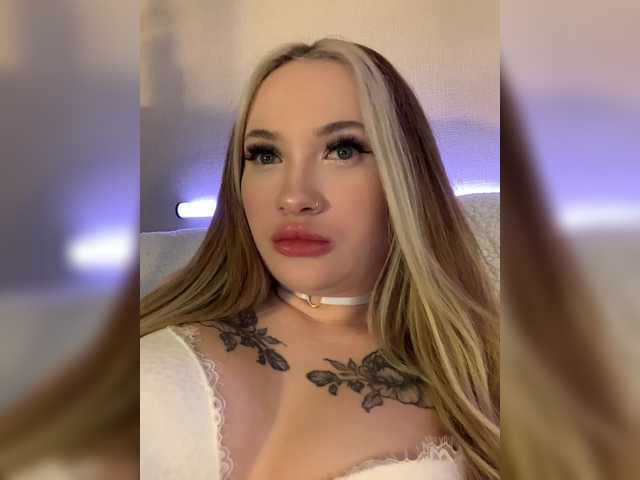 -Bombshell-'s BongaCams show and profile