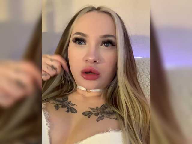 -Bombshell-'s BongaCams show and profile