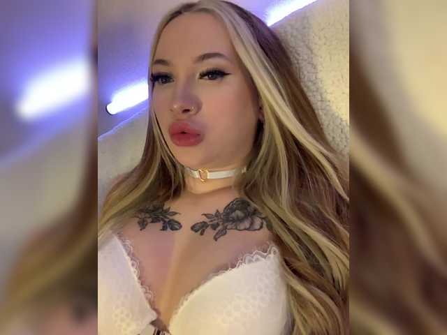 -Bombshell-'s BongaCams show and profile