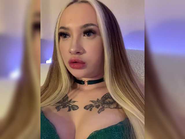 -Bombshell- live cam profile