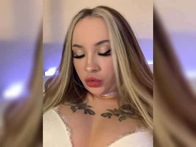 -Bombshell-'s BongaCams show and profile