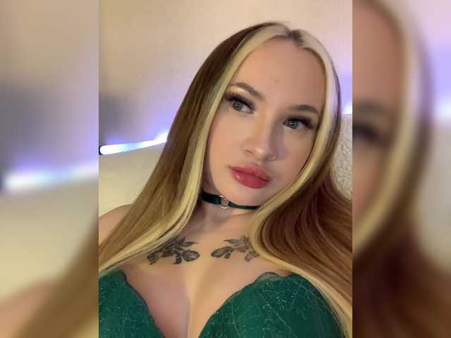 -Bombshell-'s BongaCams show and profile