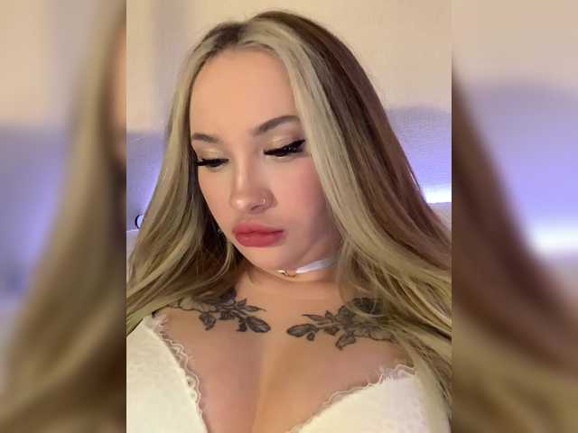 -Bombshell-'s BongaCams show and profile