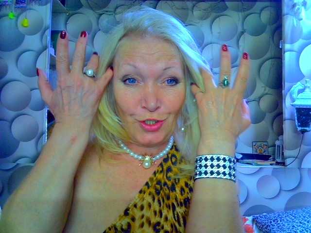 LizSage's BongaCams show and profile