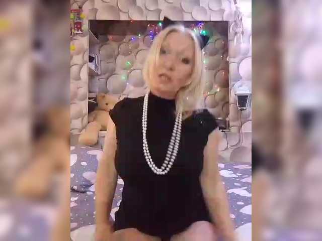 LizSage's BongaCams show and profile