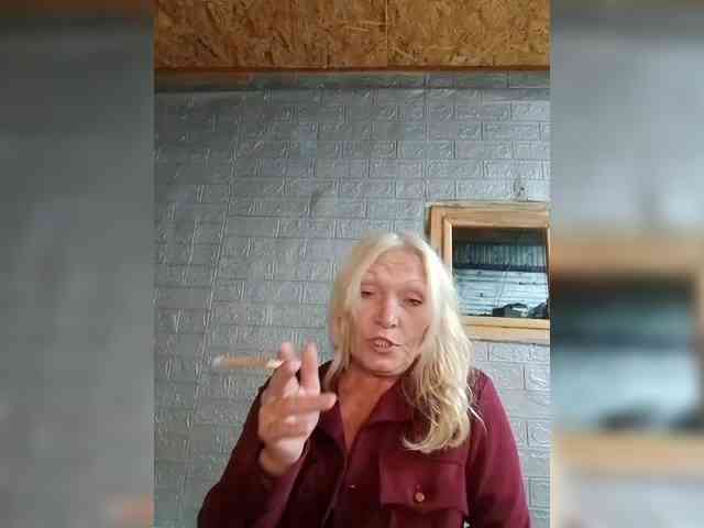 LizSage webcam