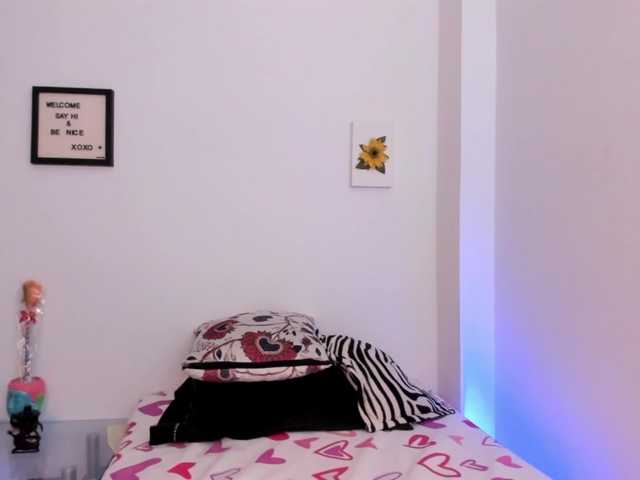 Lauratoro's BongaCams show and profile