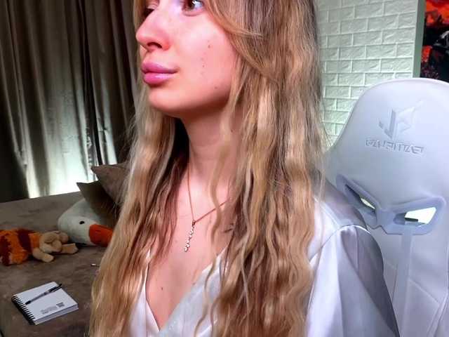 x-----x's BongaCams show and profile