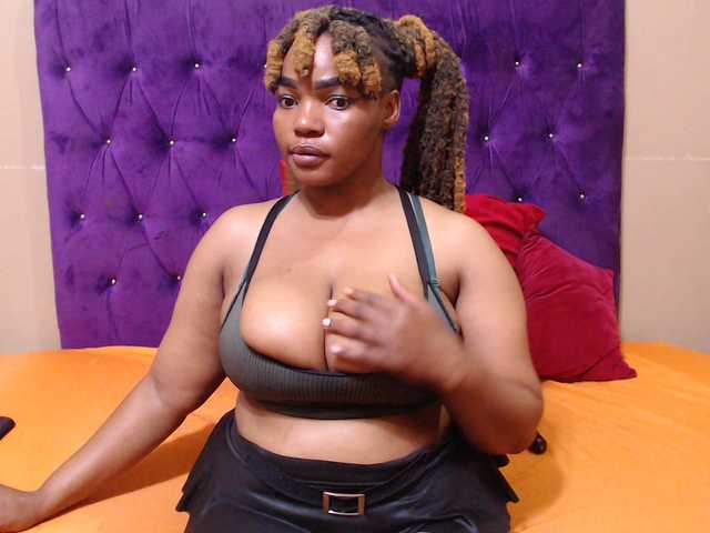 sexyeboncurvy's BongaCams show and profile