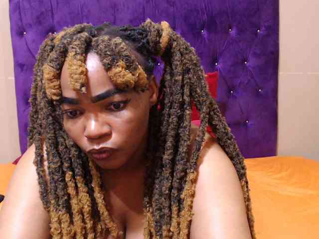 sexyeboncurvy webcam