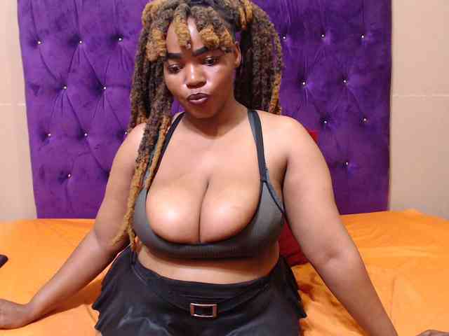 sexyeboncurvy webcam