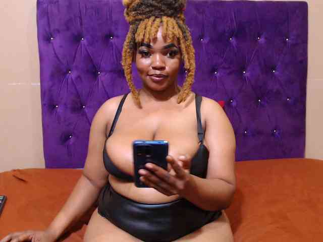 sexyeboncurvy webcam