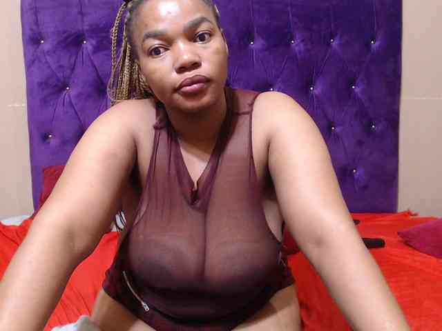 sexyeboncurvy webcam