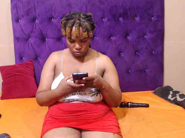 sexyeboncurvy webcam