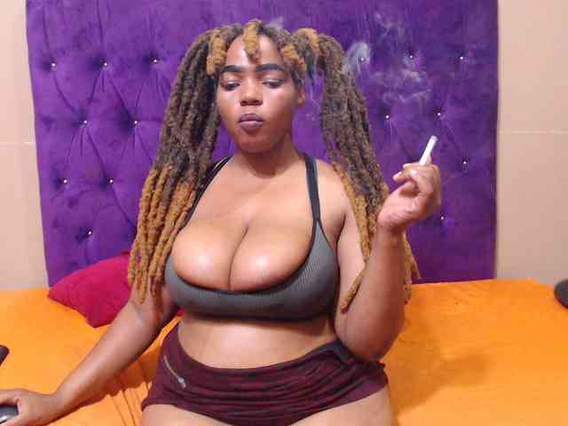 sexyeboncurvy webcam